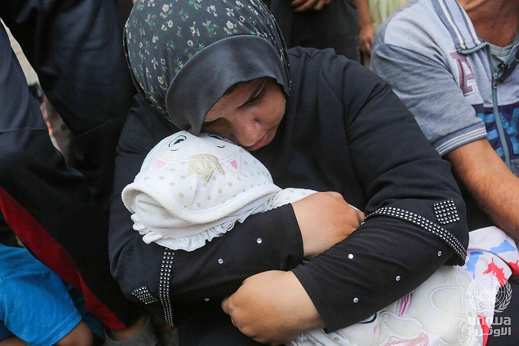 Una mamma palestinese abbraccia la sua bambina morta a causa della guerra